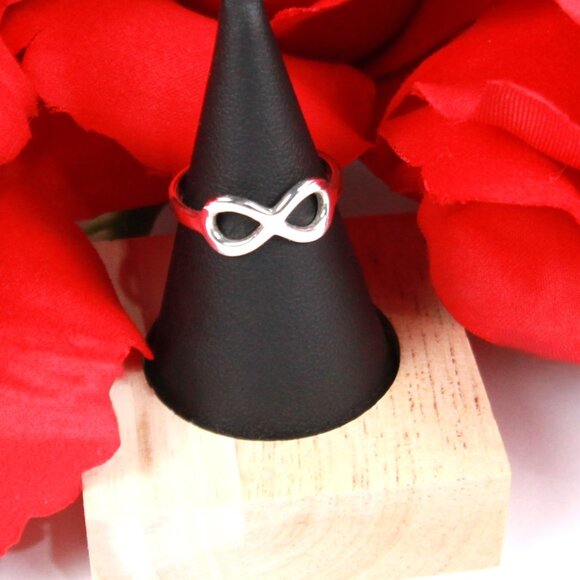 Jewelry - .925 Sterling Silver infinity Ring